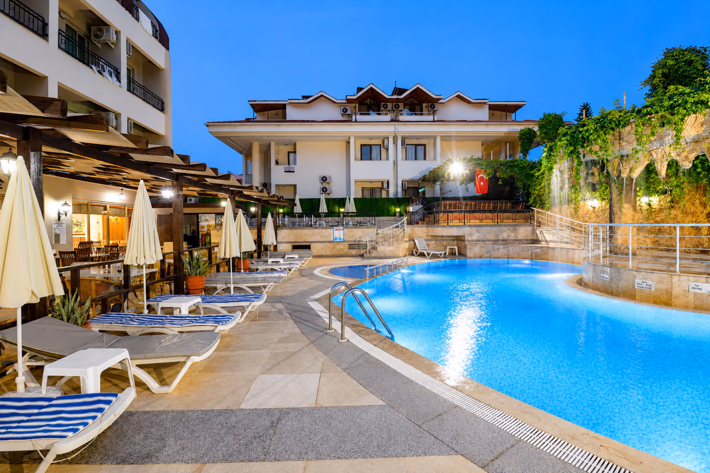 RK Magic Dream Hotel açık havuz ve şezlong alanı