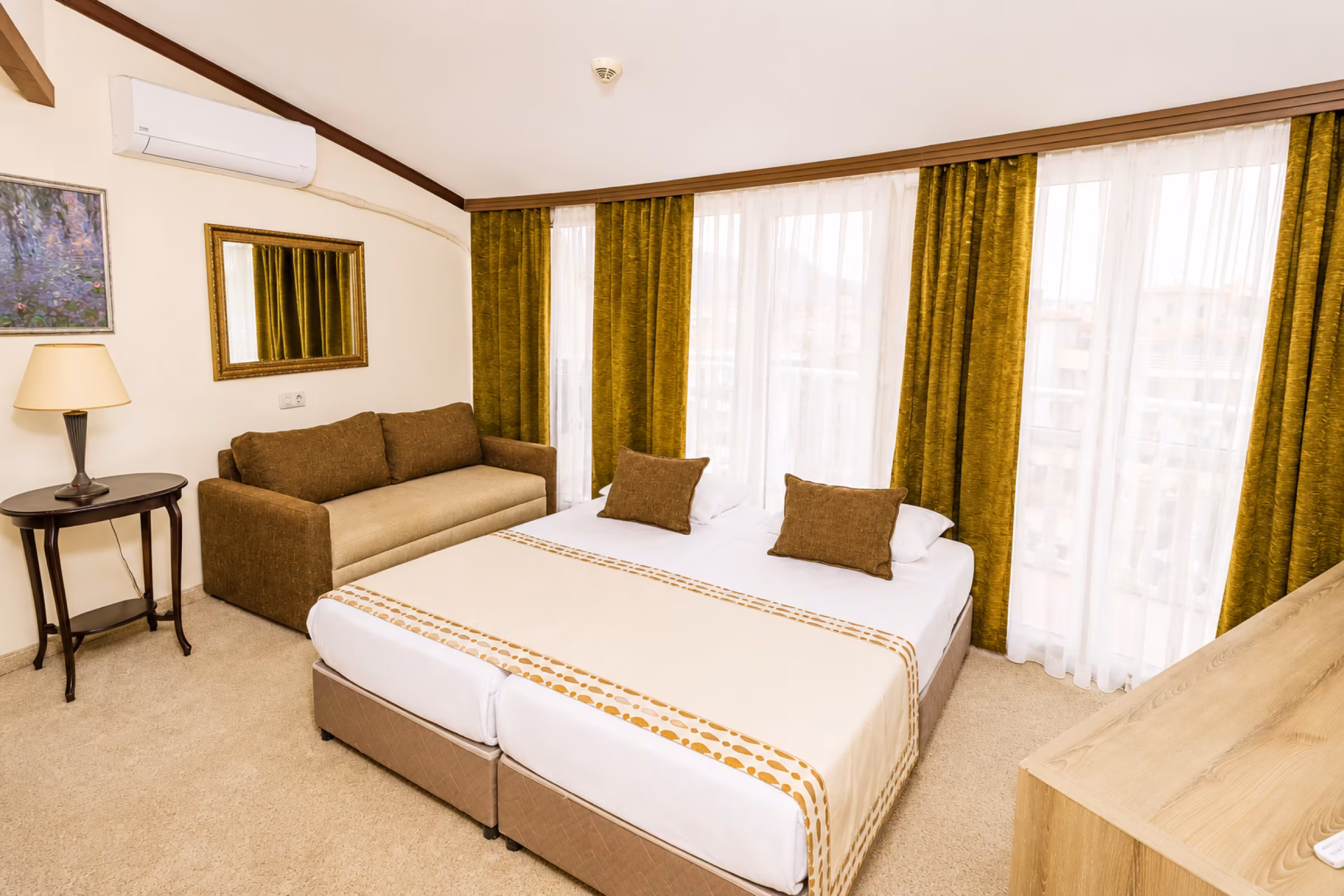 RK Magic Dream Hotel - aile odası kanepe ve yatak alanı