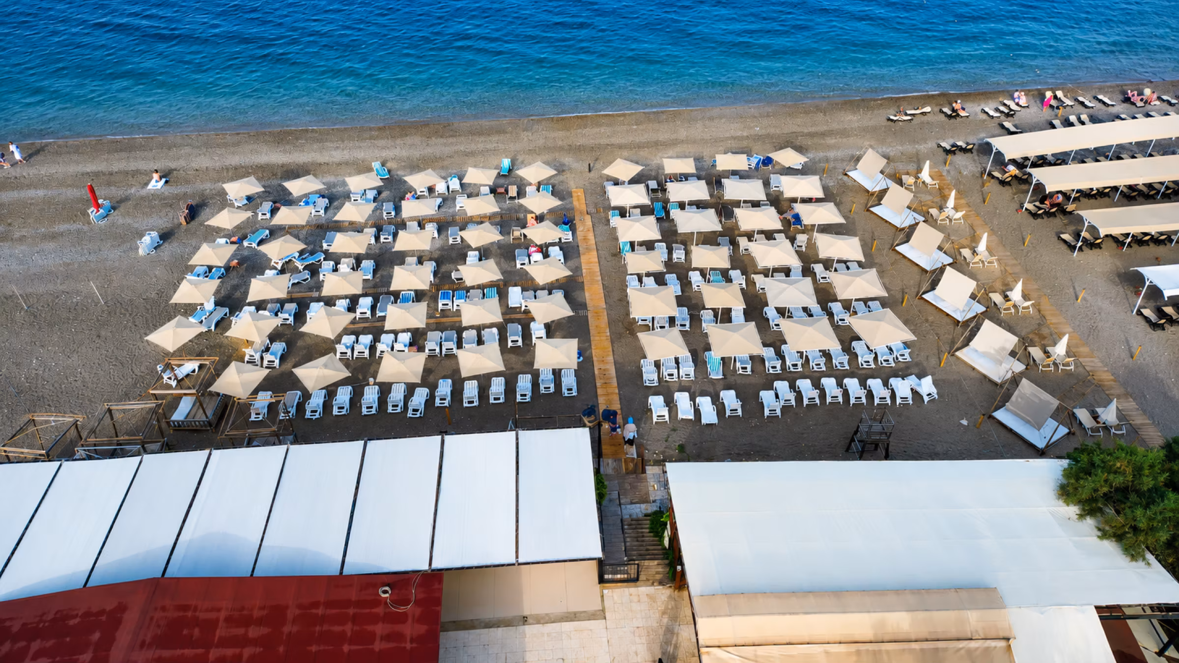 Kemer plajındaki şezlong ve dinlenme alanı
