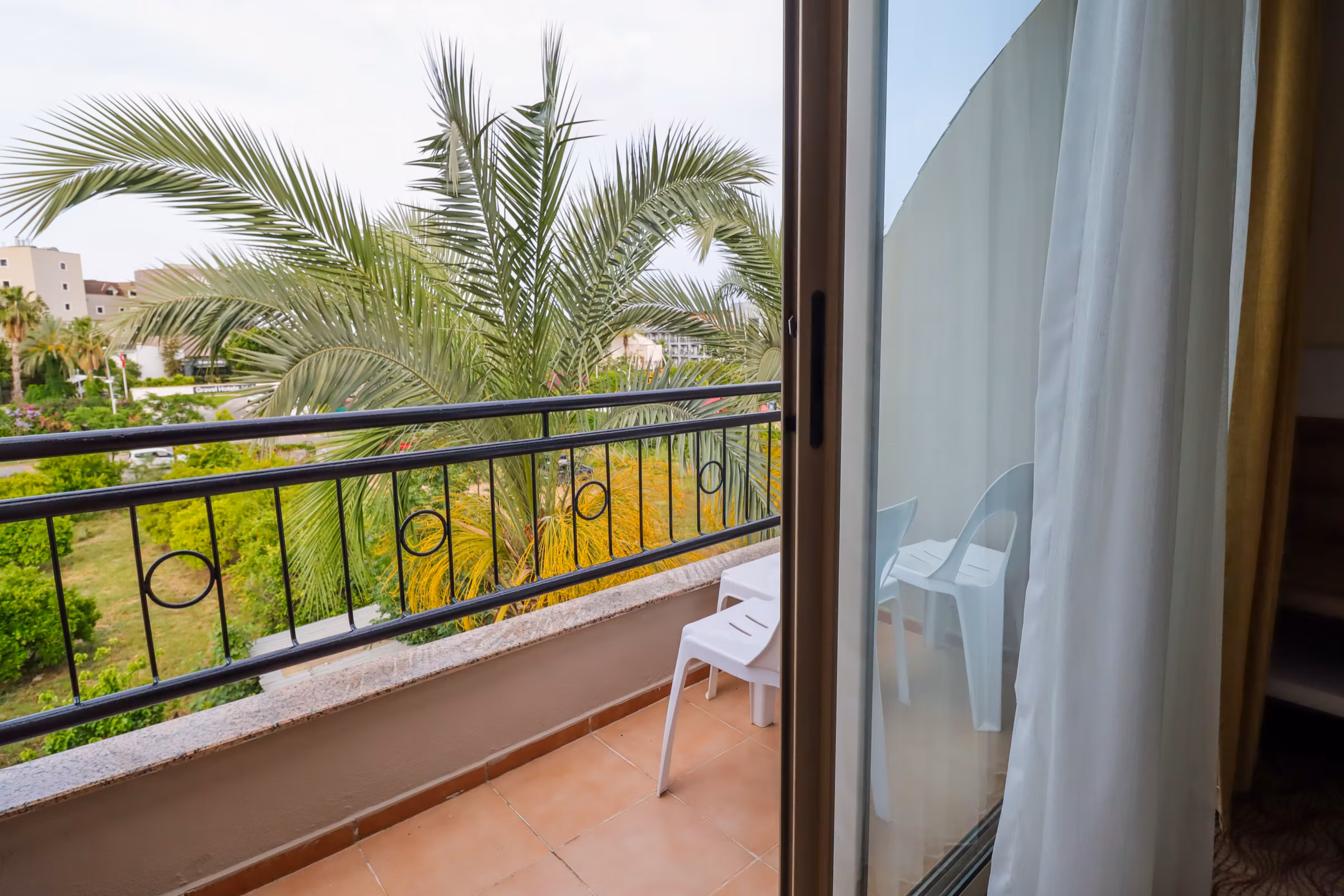 RK Magic Dream Hotel - oda balkon bahçe manzarası