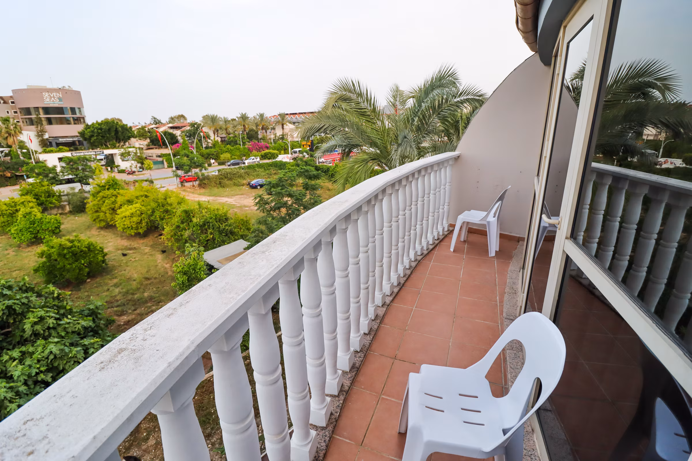 RK Magic Dream Hotel - oda balkon bahçe manzarası