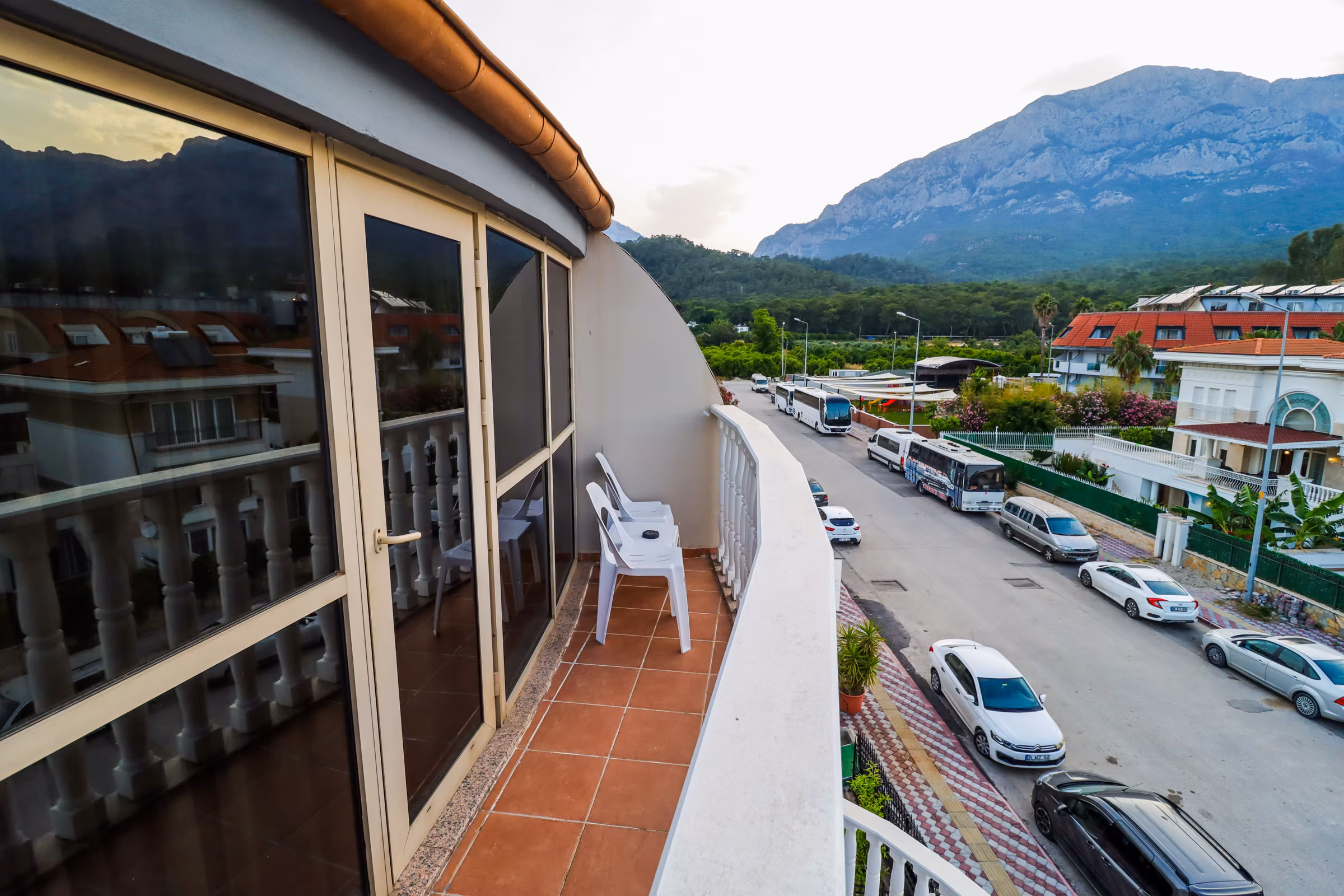 RK Magic Dream Hotel - Kemer cadde ve dağ manzaralı oda balkonu